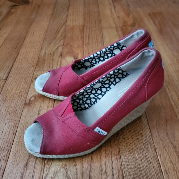Toms Red Michelle Wedge Open Toe Sandal - Picture 4 of 10
